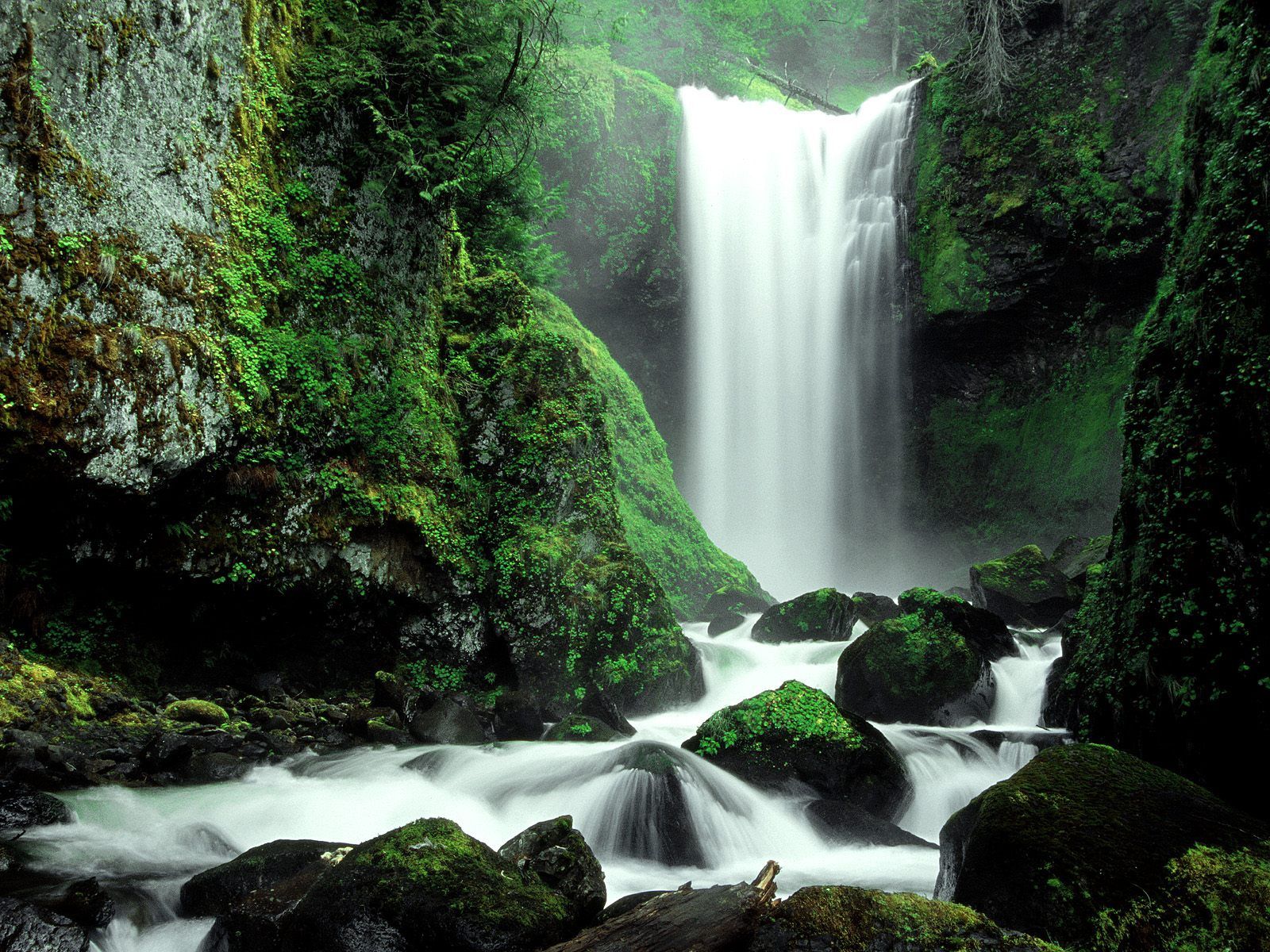 Fondo de pantalla de cascada 1600x1200