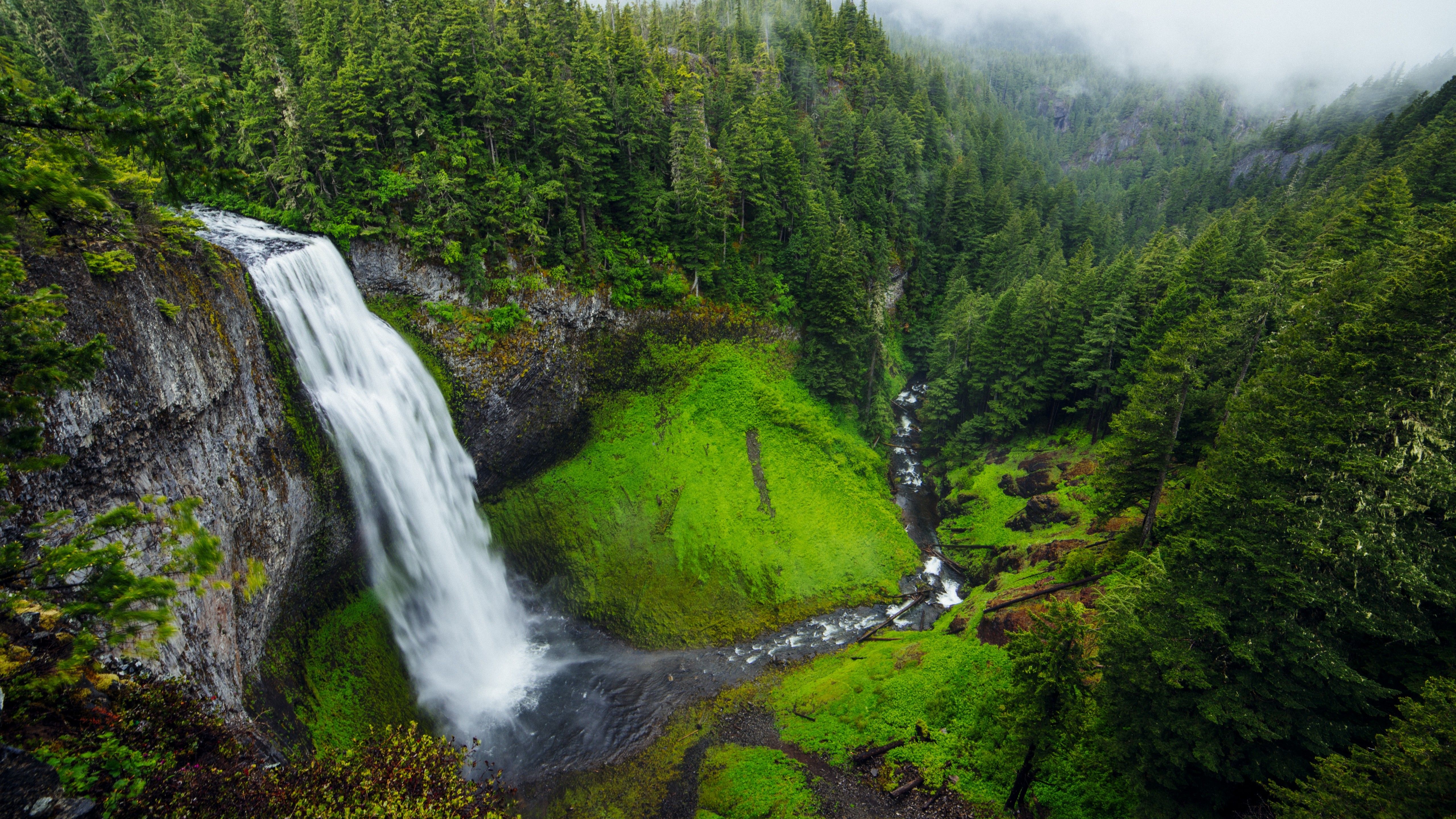 Fondo de pantalla de cascada 5120x2880