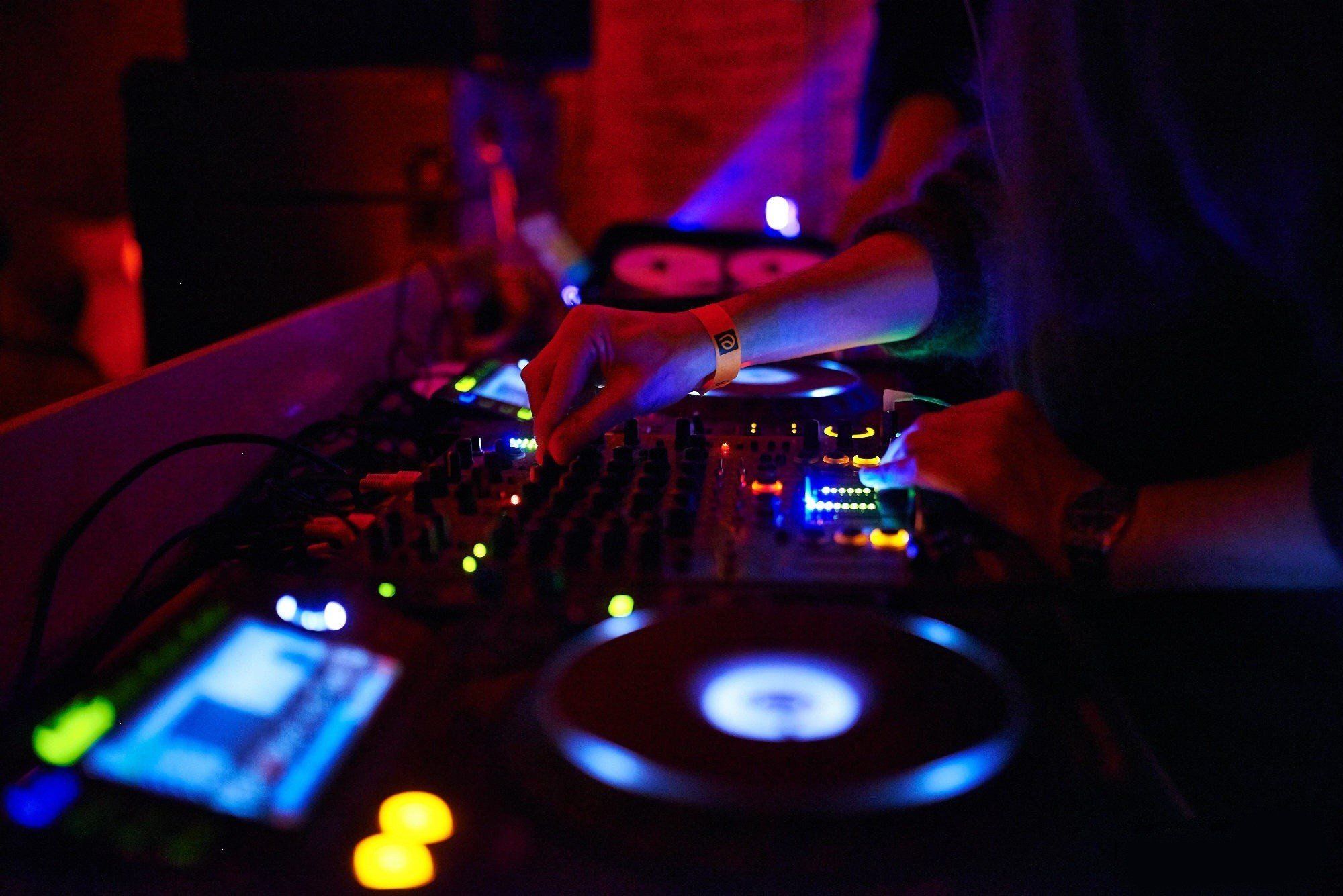 tocadiscos, mesas de mezclas, DJ Wallpaper HD 4k 4K HD wallpaper