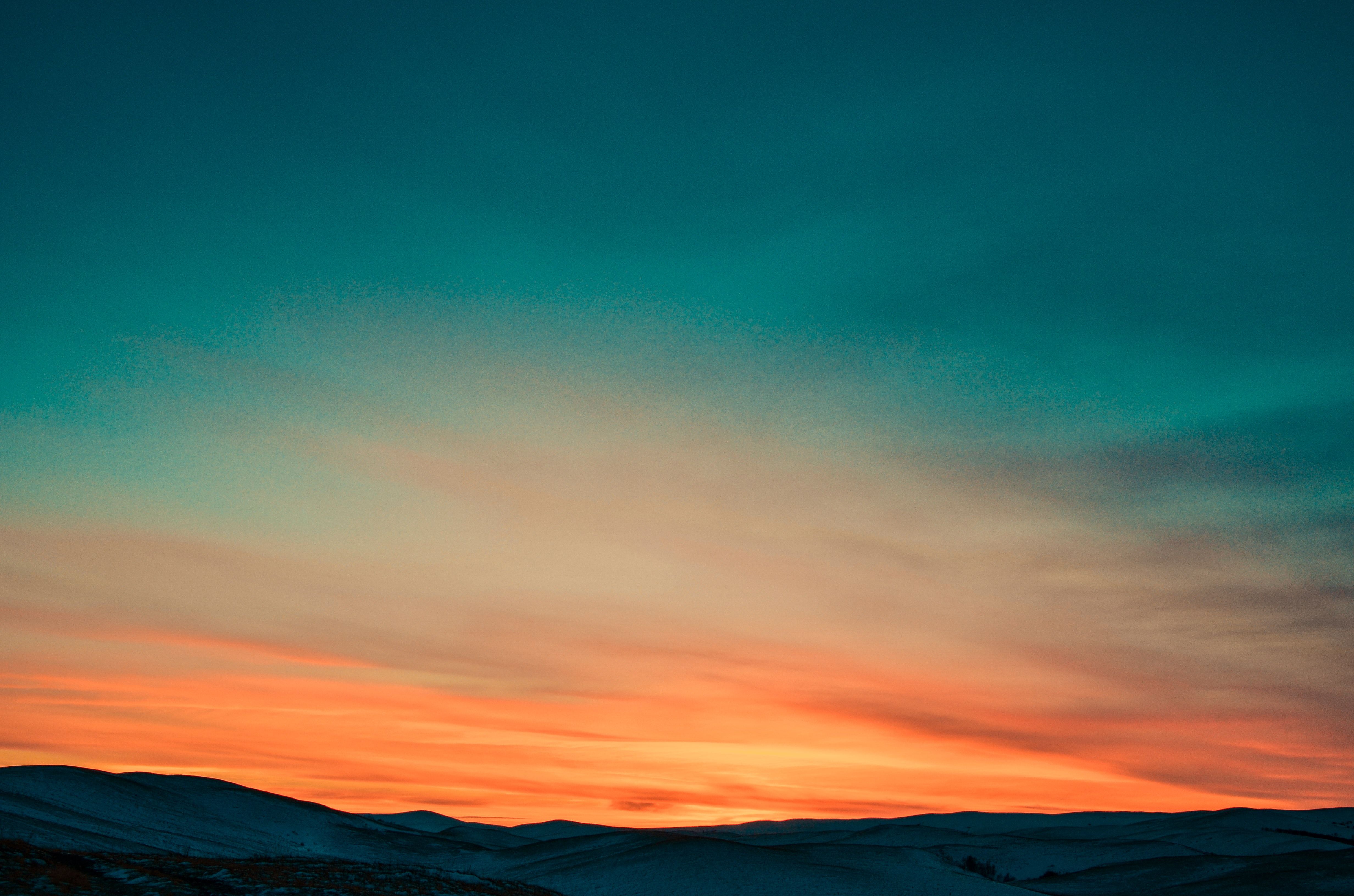Puesta de sol sobre montañas cubiertas de nieve · Foto de archivo
