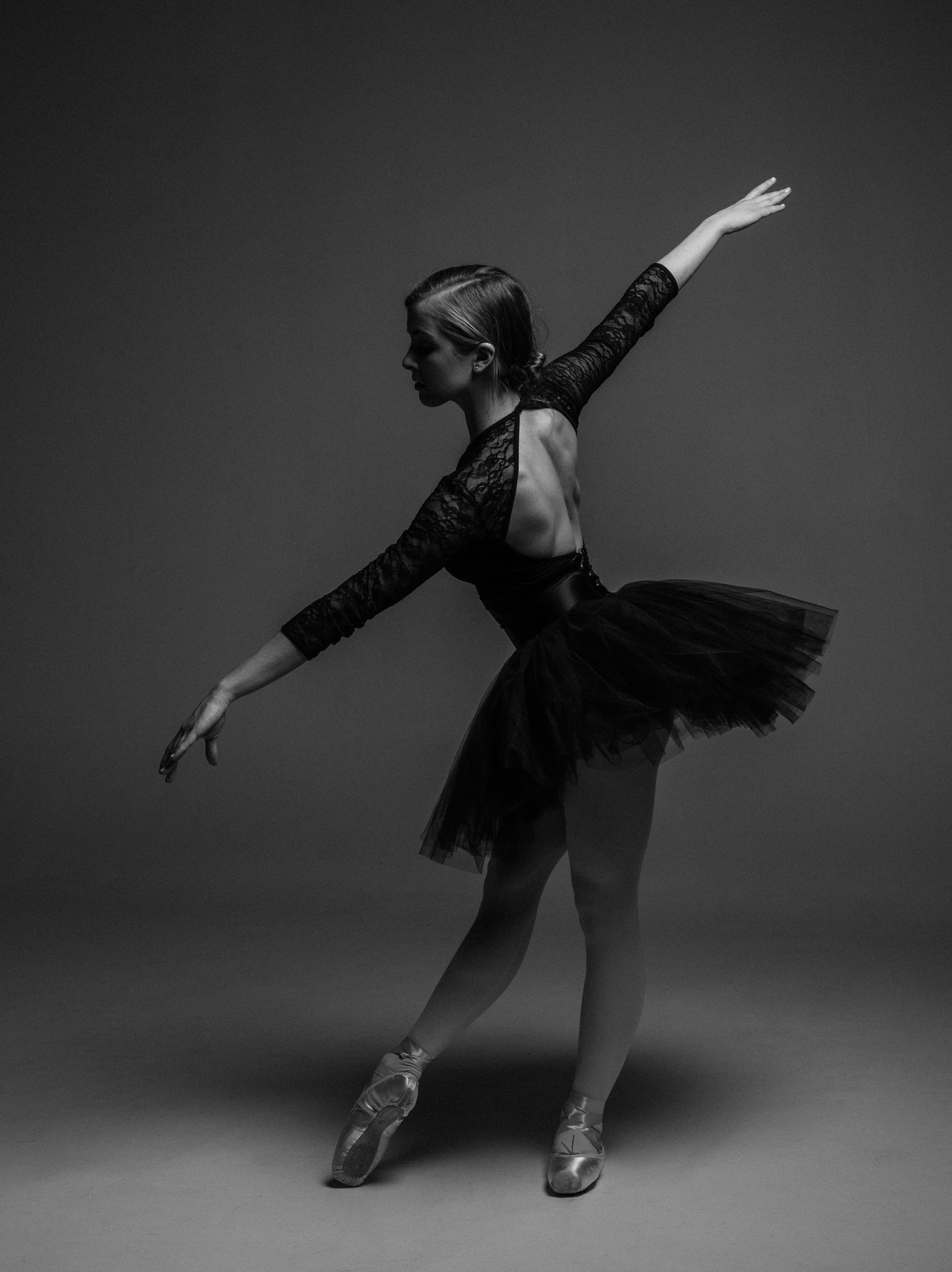 Foto en escala de grises de la bailarina HD fondo de pantalla | Destello de papel tapiz