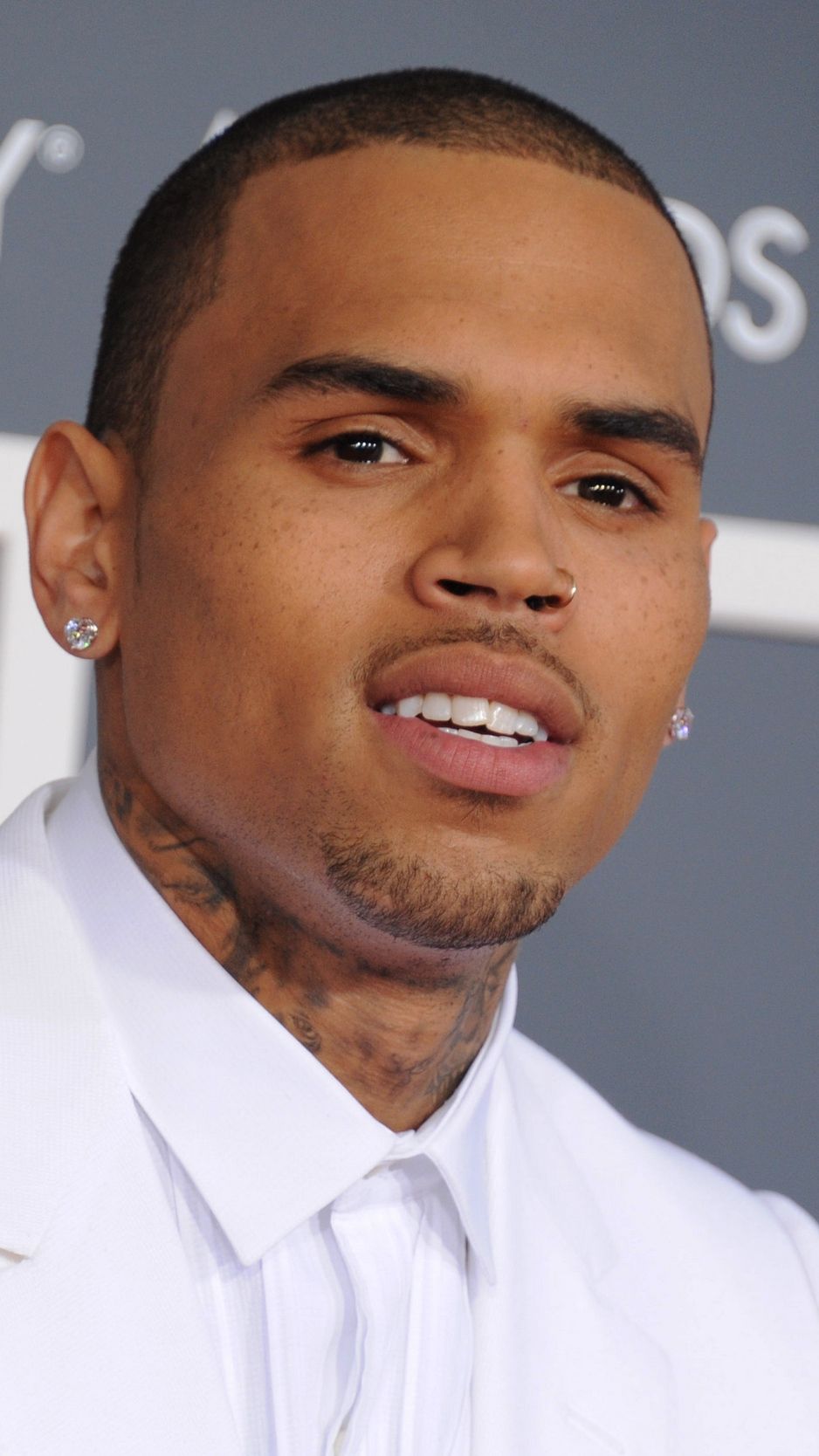 Descargar fondo de pantalla 938x1668 chris brown, conflicto, prisión, rechazo