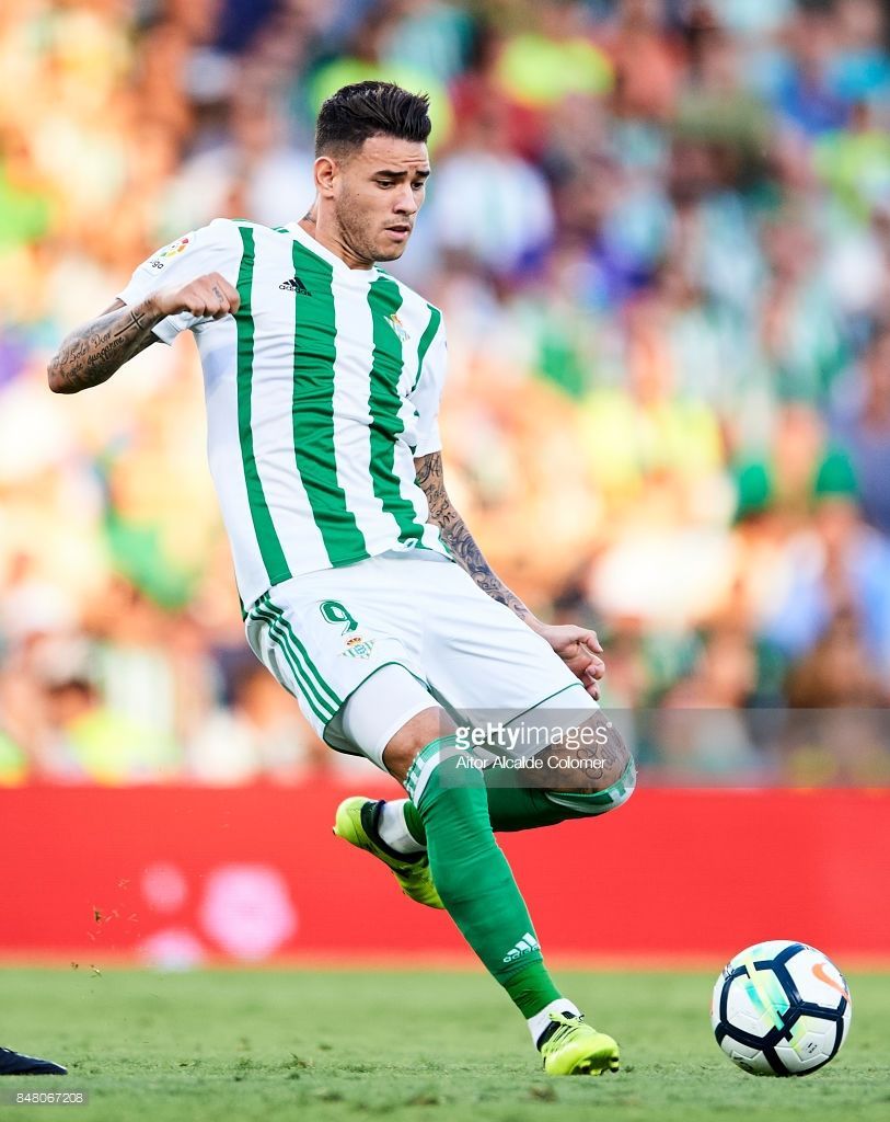 Arnaldo Antonio Sanabria del Real Betis Balompie en acción durante el