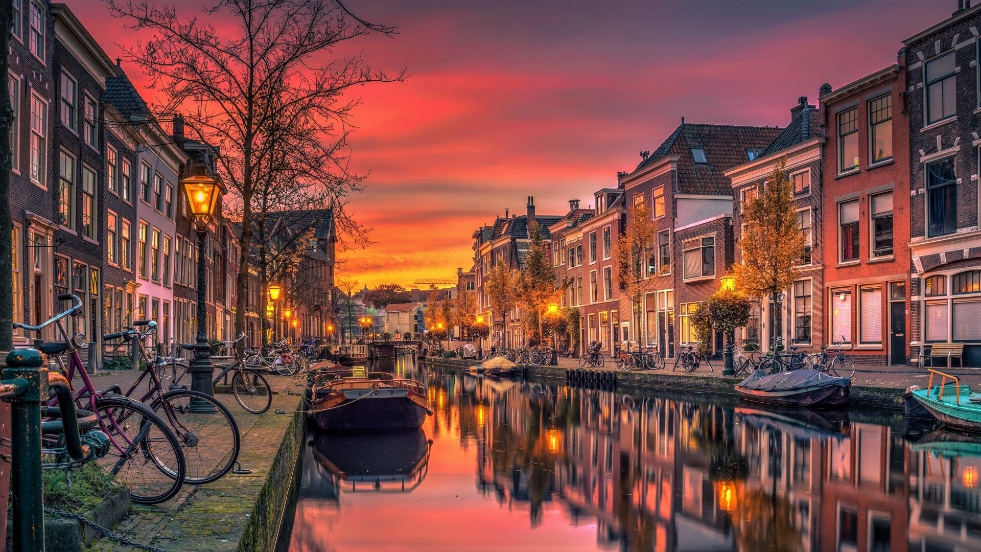 Descargar 1920x1080 Amsterdam, Canal, Puesta de sol, Casas, Bicicleta, Barcos