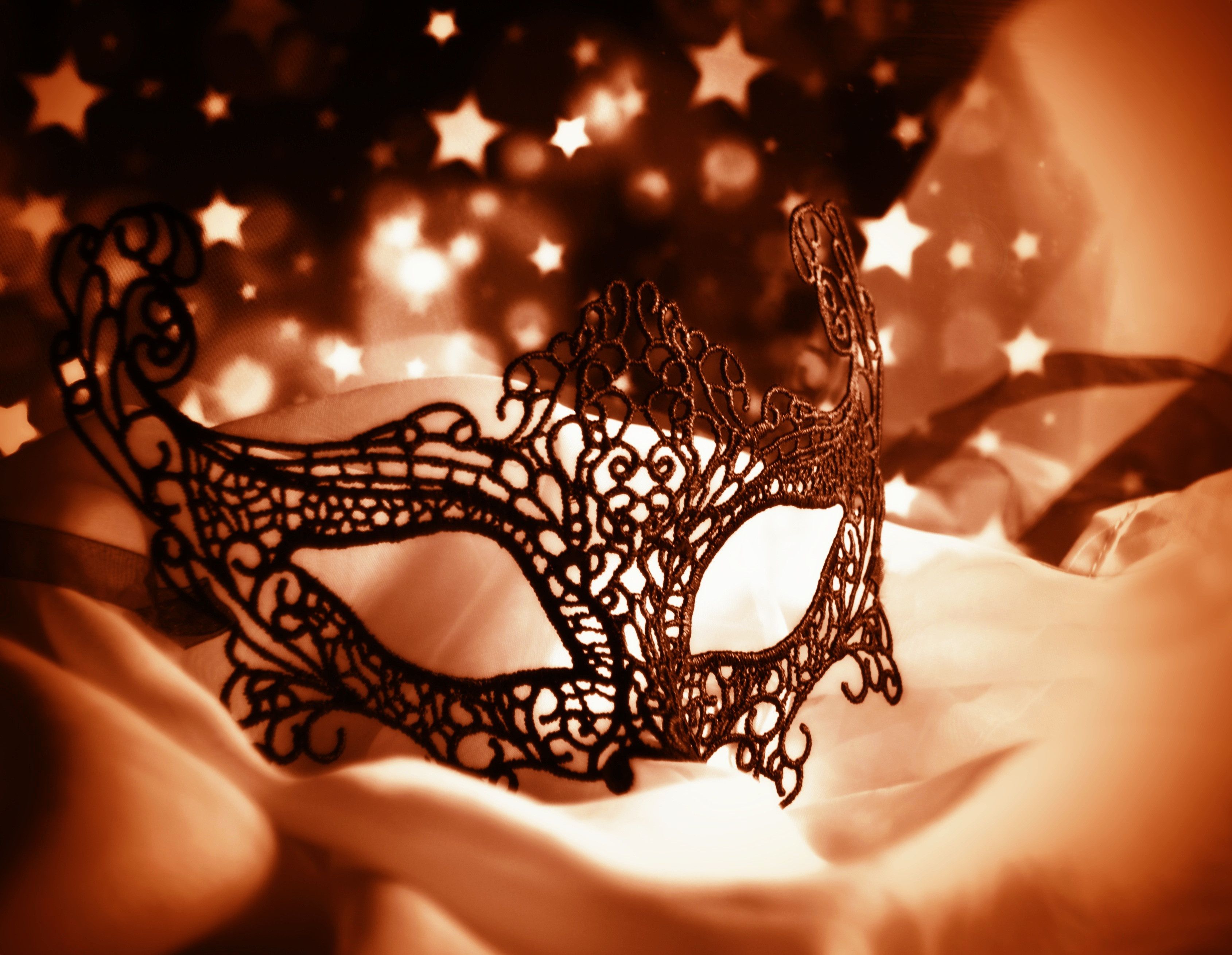 Descargar fondo de pantalla 3379x2620 máscara de carnaval, figurado, estrellas, brillo