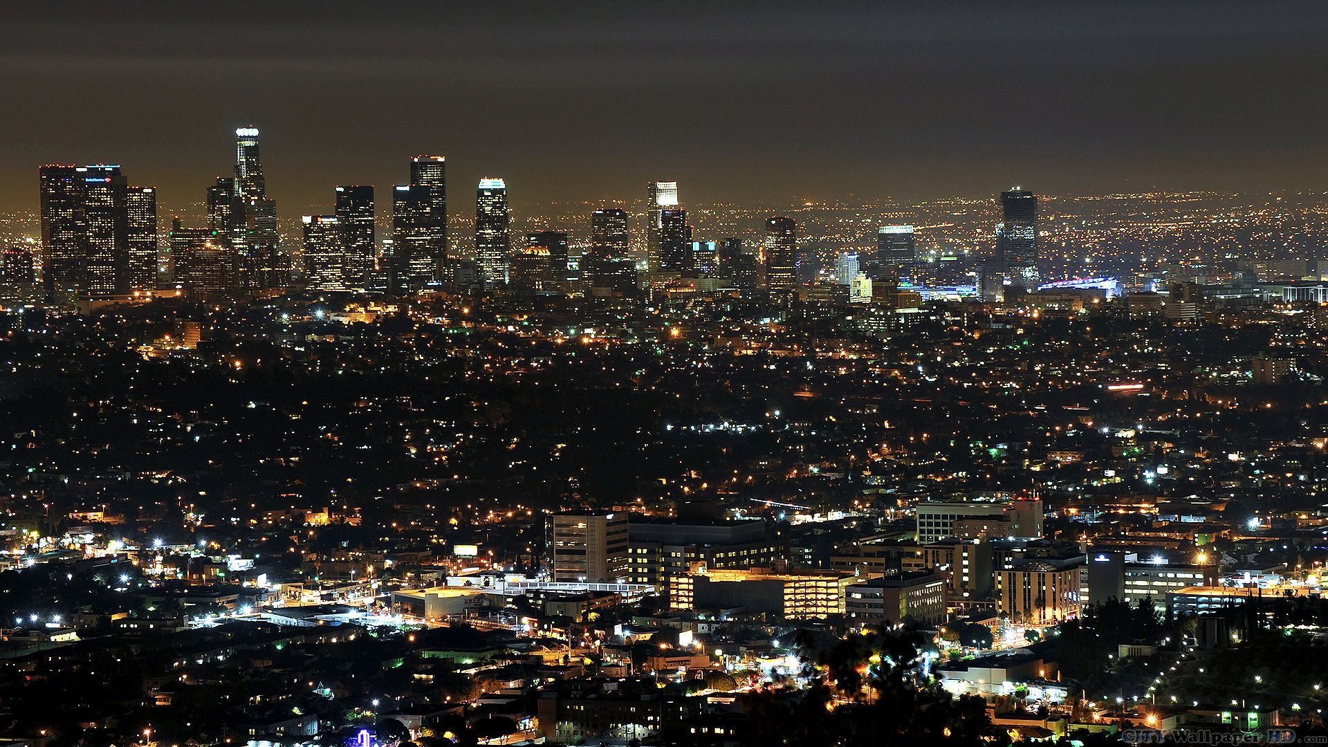 Enorme ciudad impresionante por la noche. Fondos de pantalla panorámica para móviles