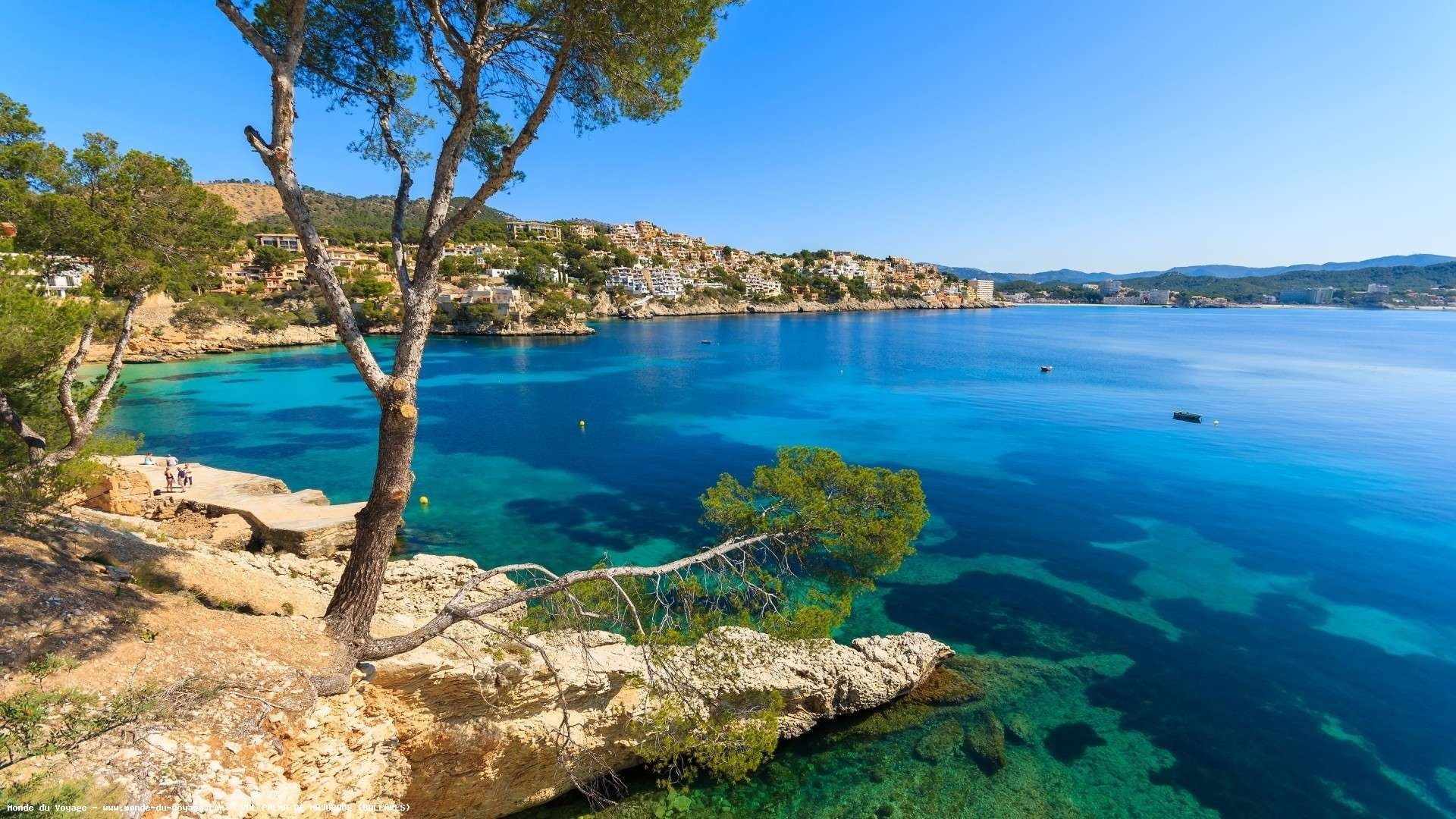 Fondo de pantalla HD: Menorca, barcos, muelle, casas, mar, nubes, España