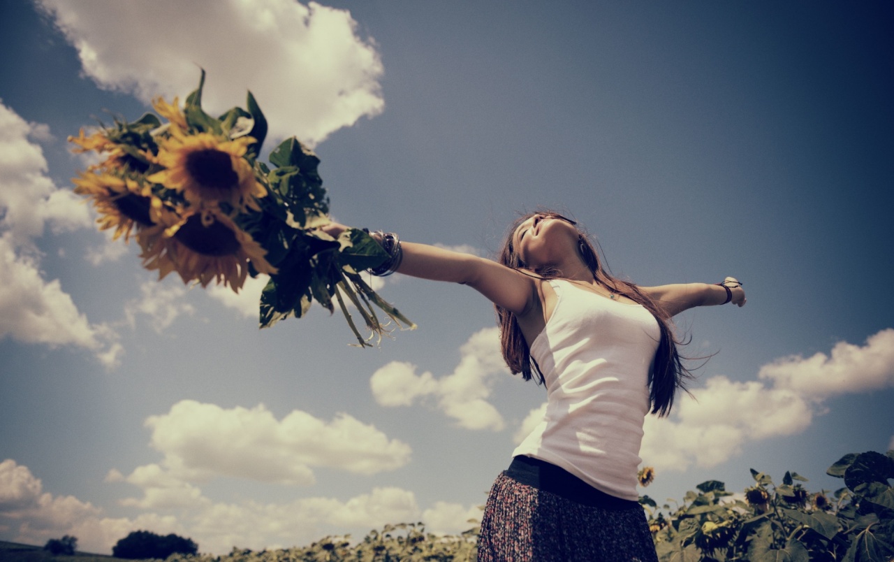 Mujer con sol Flores Felicidad fondos de pantalla | Mujer con sol