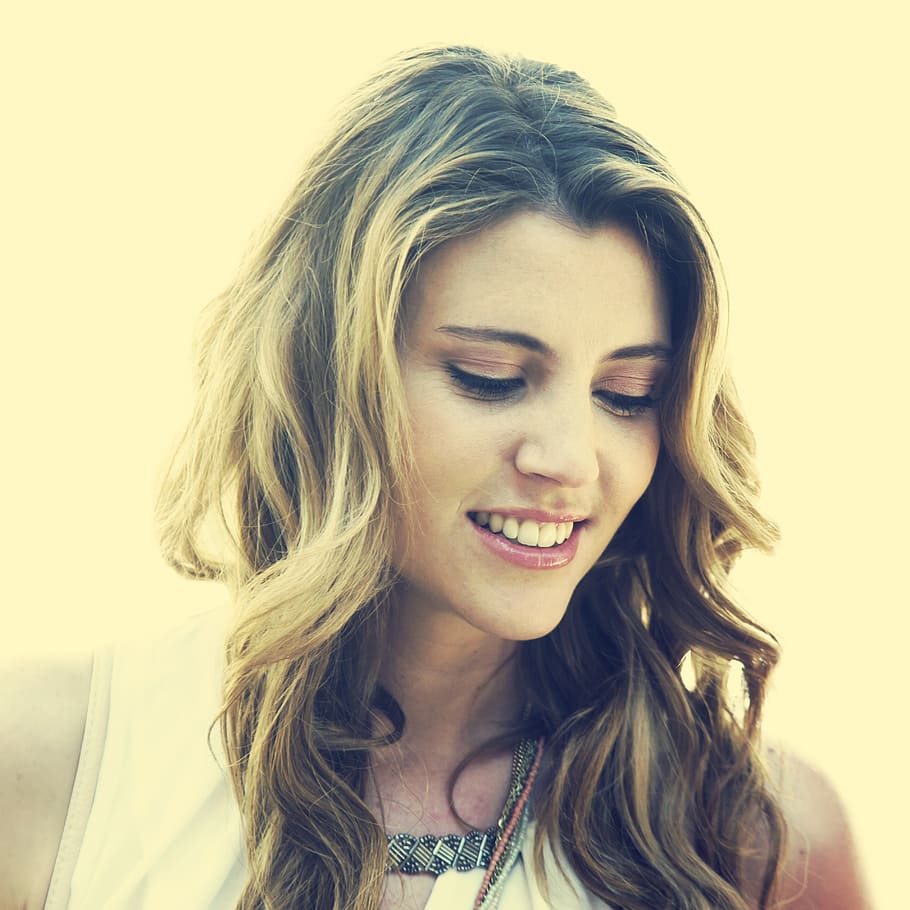 Fondo de pantalla de sonrisa 910x910