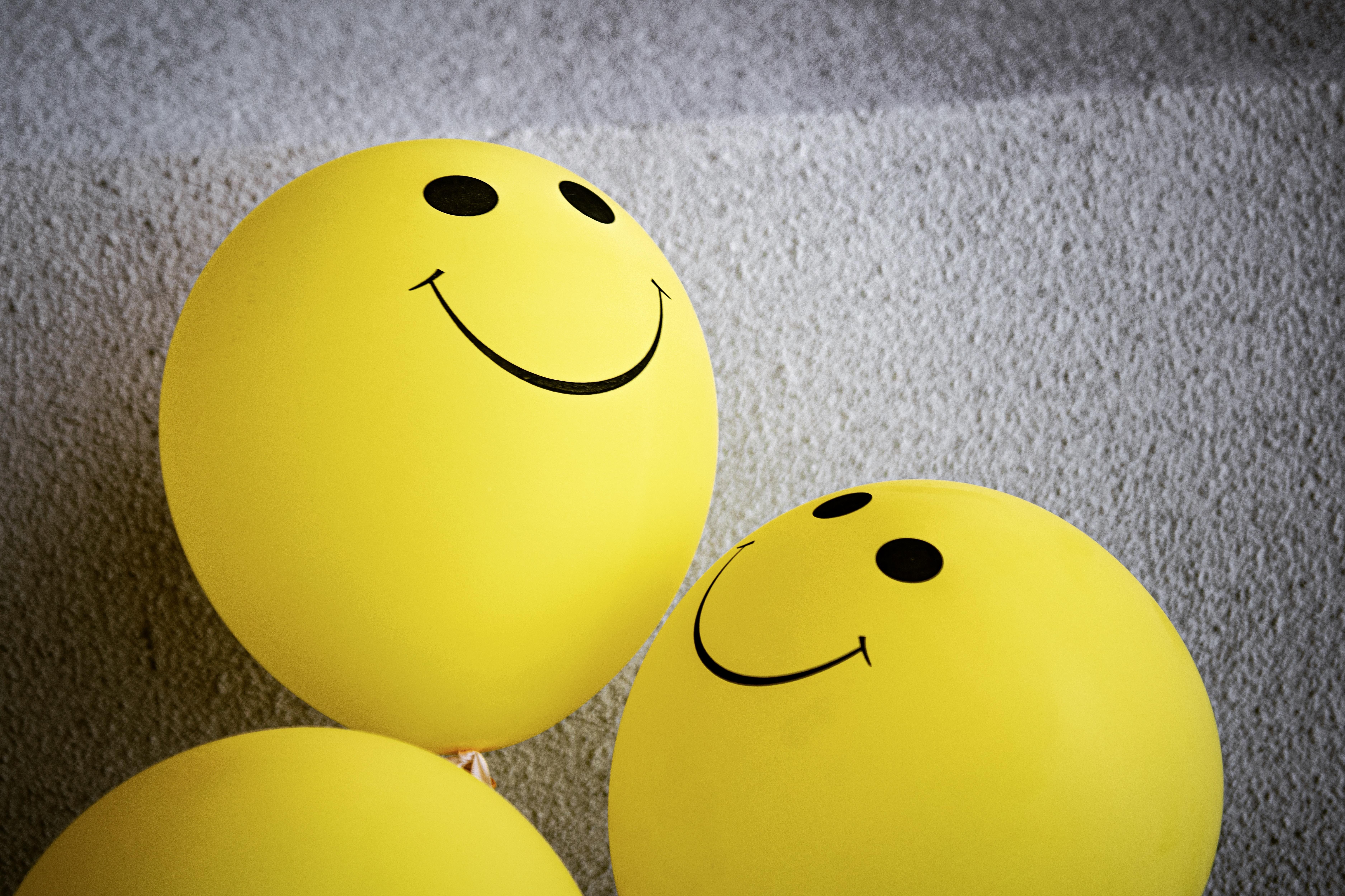 Fondo de pantalla de sonrisa 7500x4997